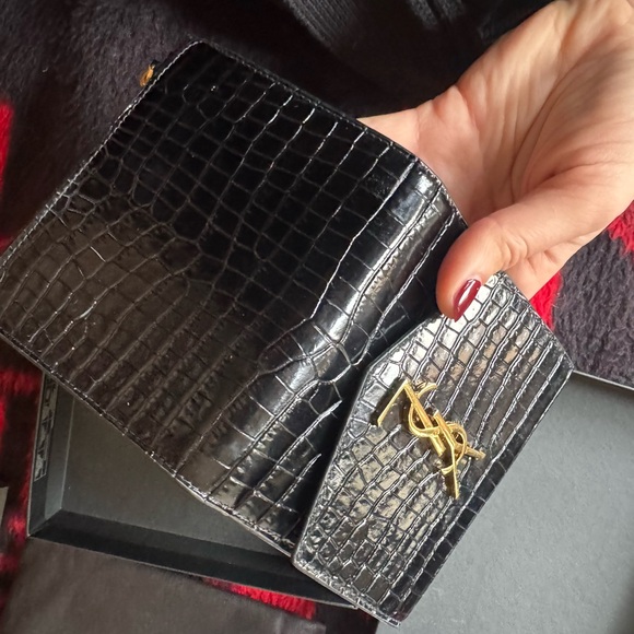 Yves Saint Laurent Black and Gold Crocodile-Embossed Wallet FIRM - Picture 14 of 14